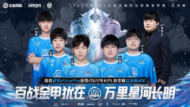 合影时，迟到的莎莎把coco逗得笑个不停！.
